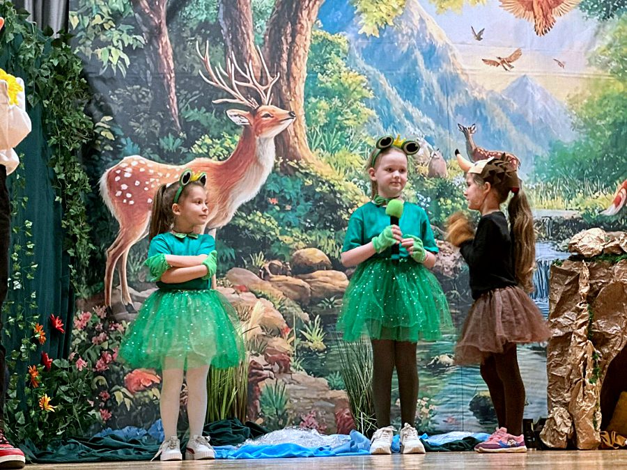 Przywitaliśmy wiosnę przedstawieniem pt. „Bajka o śpiącym niedźwiedziu”